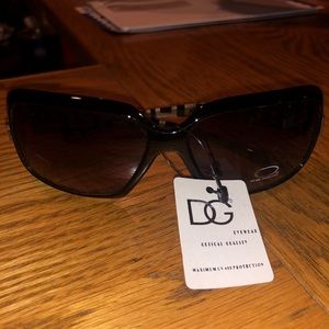 women’s black sunglasses